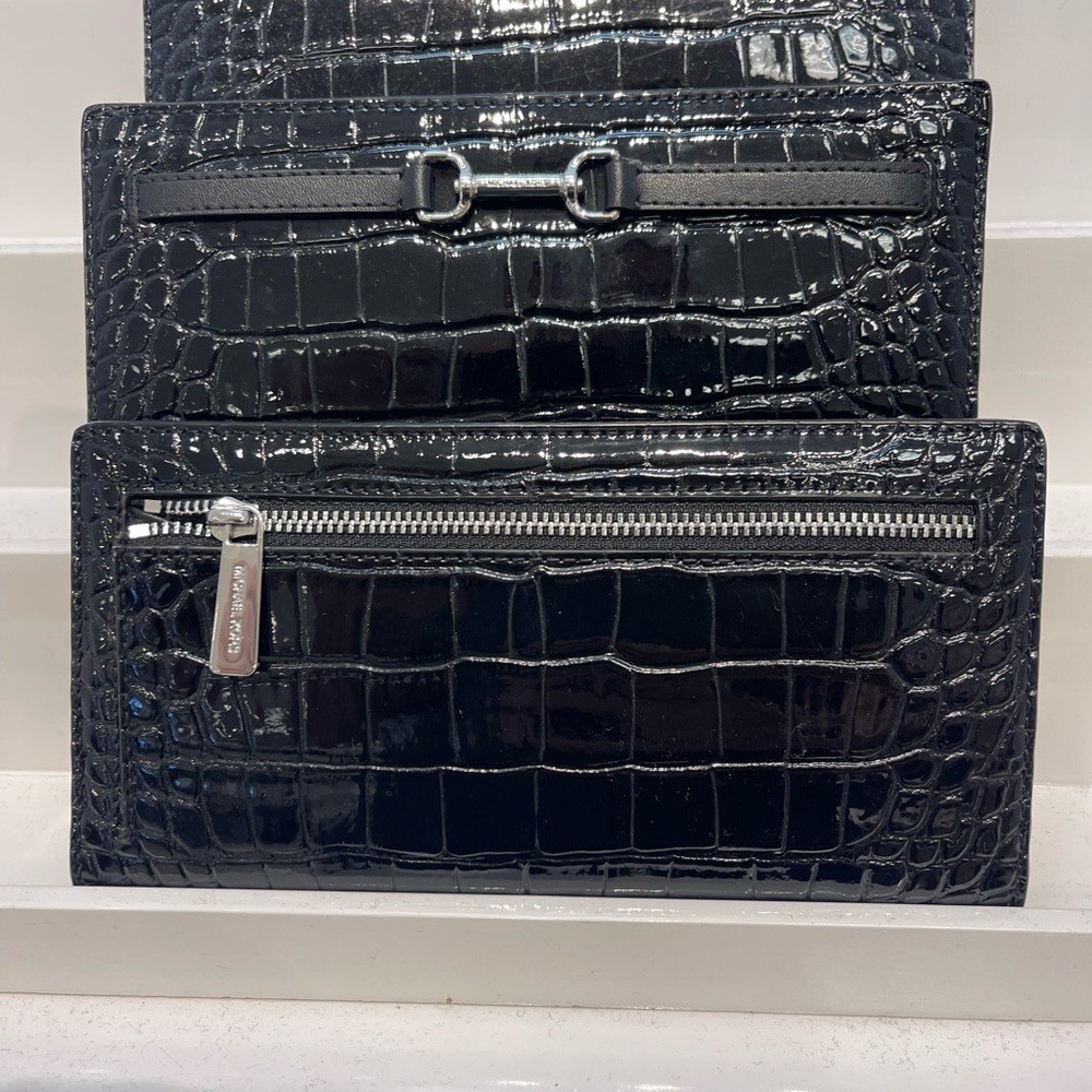 MICHAEL KORS Carson Large Snap Patent Crocodile Embossed Bifold Wallet
Black
NWT - Picture 9 of 16